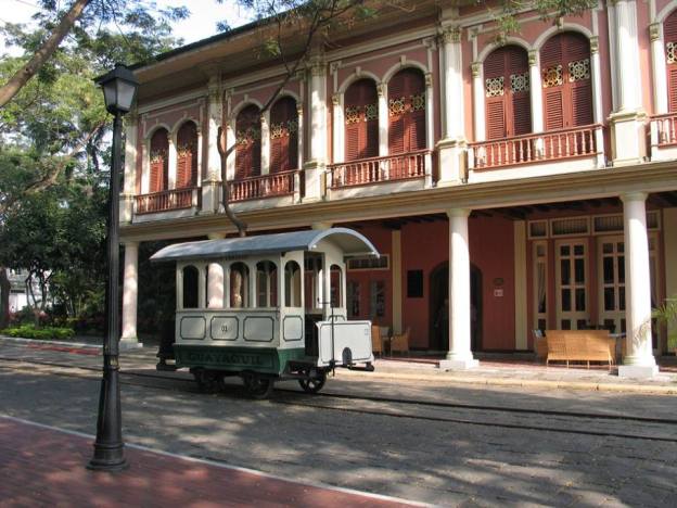 58. Casas coloniales antiguas en el Parque Histórico de Guayaquil